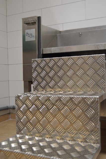 Detalle de bañera inox con rampa antideslizante