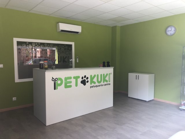 Mostrador con logotipo y mueble auxiliar