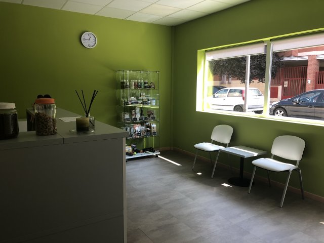 Zona de espera con expositor de producto