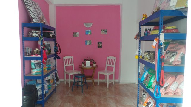 Estanterías de producto en la zona de tienda